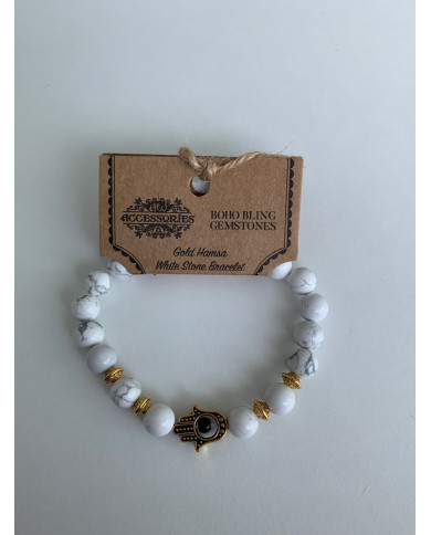 PULSERA DE HOWLITA BLANCA CON DISEÑO DE  HAMSA DORADO (1 UNIDAD)