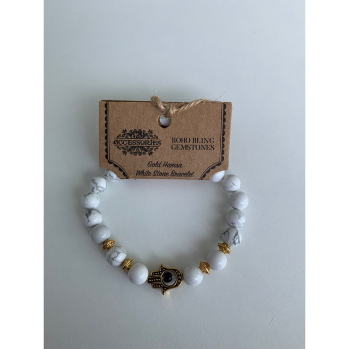 PULSERA DE HOWLITA BLANCA CON DISEÑO DE  HAMSA DORADO (1 UNIDAD)