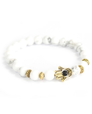 PULSERA DE HOWLITA BLANCA CON DISEÑO DE  HAMSA DORADO (1 UNIDAD)