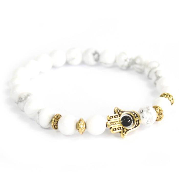 PULSERA DE HOWLITA BLANCA CON DISEÑO DE  HAMSA DORADO (1 UNIDAD)