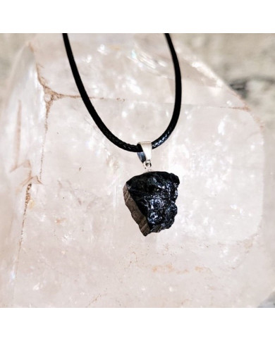 Colar fio couro com pendente Turmalina em bruto 1un